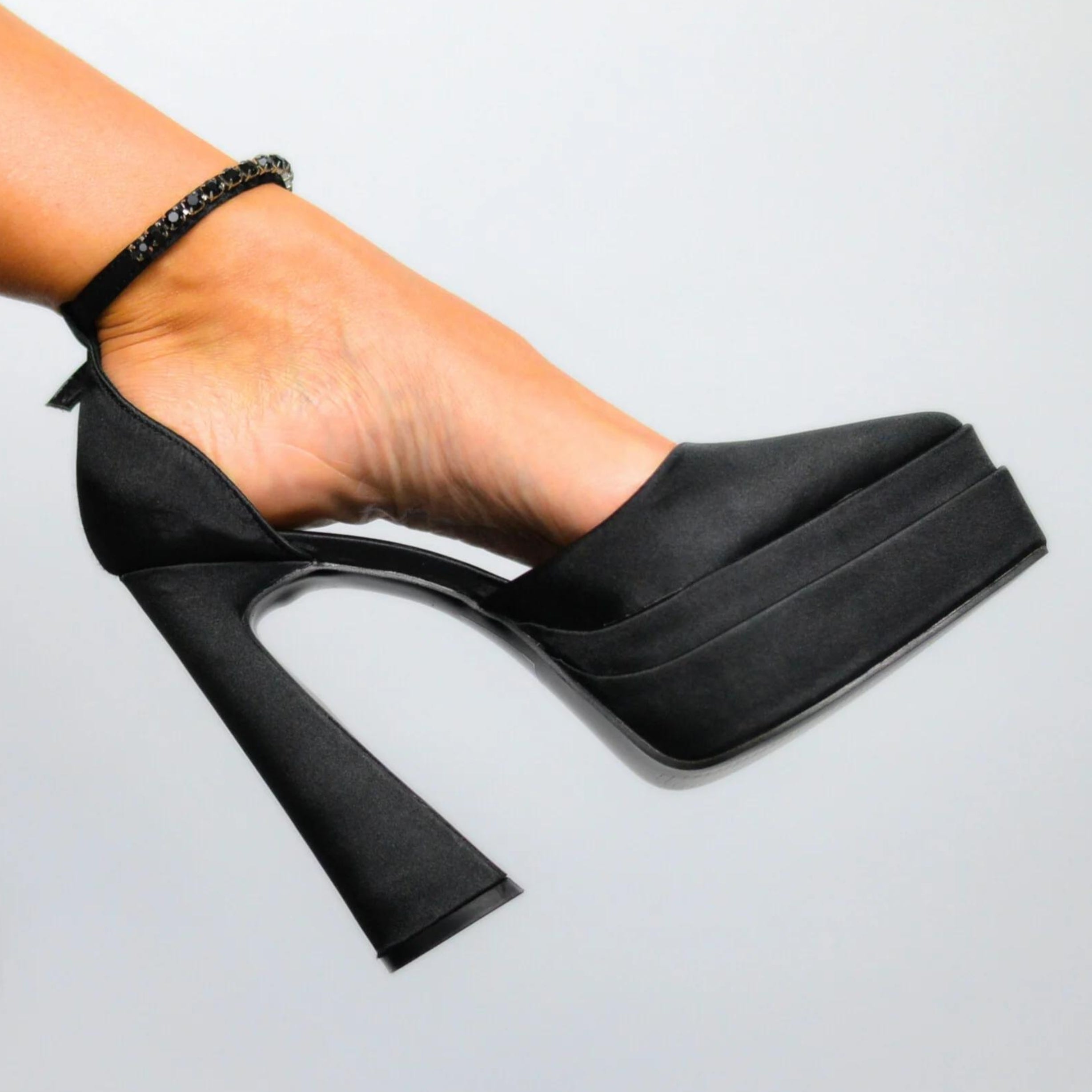 Pantofi De Dama Diamond Cu Toc Negru Din Material Satinat